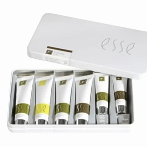 Esse trial pack  - Esse hudvårdskit. För normal hy, och är probiotisk. Helt veganskt. Innehåller cream cleanser, gel cleanser, deep moisturiser, rich moisturiser samt två masker. Nypris cirka 300 kr, men säljer för 240kr inklusive frakt. Helt oöppnad och oanvänt. Perfekt för resa! (Obs! Första bilden är lånad). 