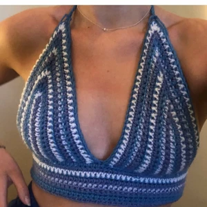 Virkad topp - En virkad topp jag gjort själv! Passar allt från xs till en stor m pga att den är ställbar i ryggen och runt halsen. Kuporna skulle jag säga passar allt från A-D. Så fin men har så många virkade toppar!!! Startpris på 100kr och budgivning om fler är intresserade!! Frakt tillkommer. 