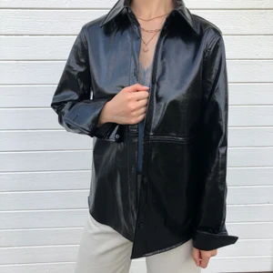 NY Weekday PU läderjacka - m - helt oanvänd PU-läderjacka från weekday i storlek 38/M (liten i storleken - har vanligtvis S). inköpspris 500kr. prislapp finns kvar! 