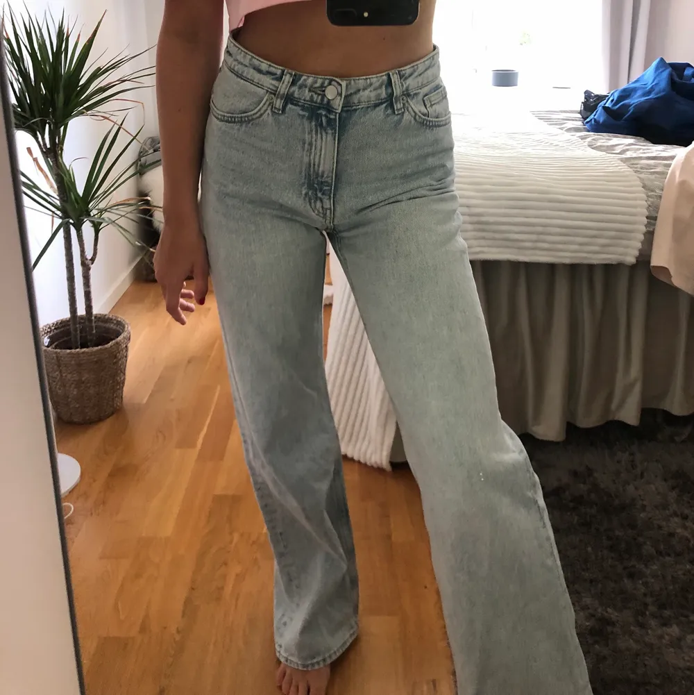 Jeans i modellen Yoko från Monki 🌸 super sköna, men kommer inte till användning längre. . Jeans & Byxor.