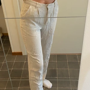 Linnebyxor från Nelly - Linnebyxor köpta från Nelly förra året. Storlek 34. Använda ca 5 ggr. Har sprättat upp sömmen längst ner för att få dem längre. Pris startar på 180:- exkl frakt. 