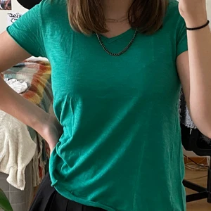 Grön T-shirt  - Fin färg, och svalt material som är bra till sommaren. Den är även v-ringad. Inte så använd, pris kan diskuteras och fråga gärna frågor eller om fler bilder !!