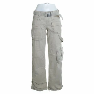 Beige cargo byxor - Svincoola cargobyxor med massa fickor och coola detaljer, älskar men de är tyvärr lite försmå. Helt oanvända med prislappen kvar. Innerbensmått: 83cm. Midjemått rakt över: 39