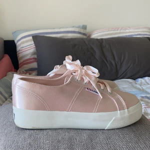 Superga skor strl 37 - Säljer mina superfina supergaskor, ej använda endast provade, då de var för små från start. Storlek 37, i en superfin rosa färg. ❤️