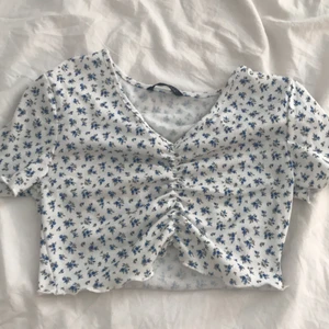  Blommig  Tanktopp - Blommig tanktopp.inte genomskinlig,bekväm. Bara använd 1 gång. 