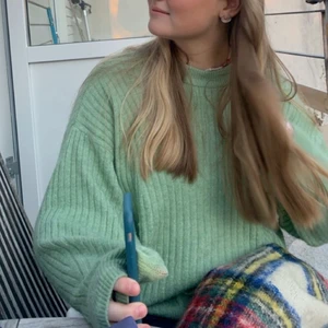 Grön stickad tröja  - En superfin grön tröja som passar till allt möjligt💕 Har endast använt den en gång så den är i princip som ny. Den är i storlek M men skulle säga att den passar xs-L beroendes på hur man vill att den ska sitta! 💖