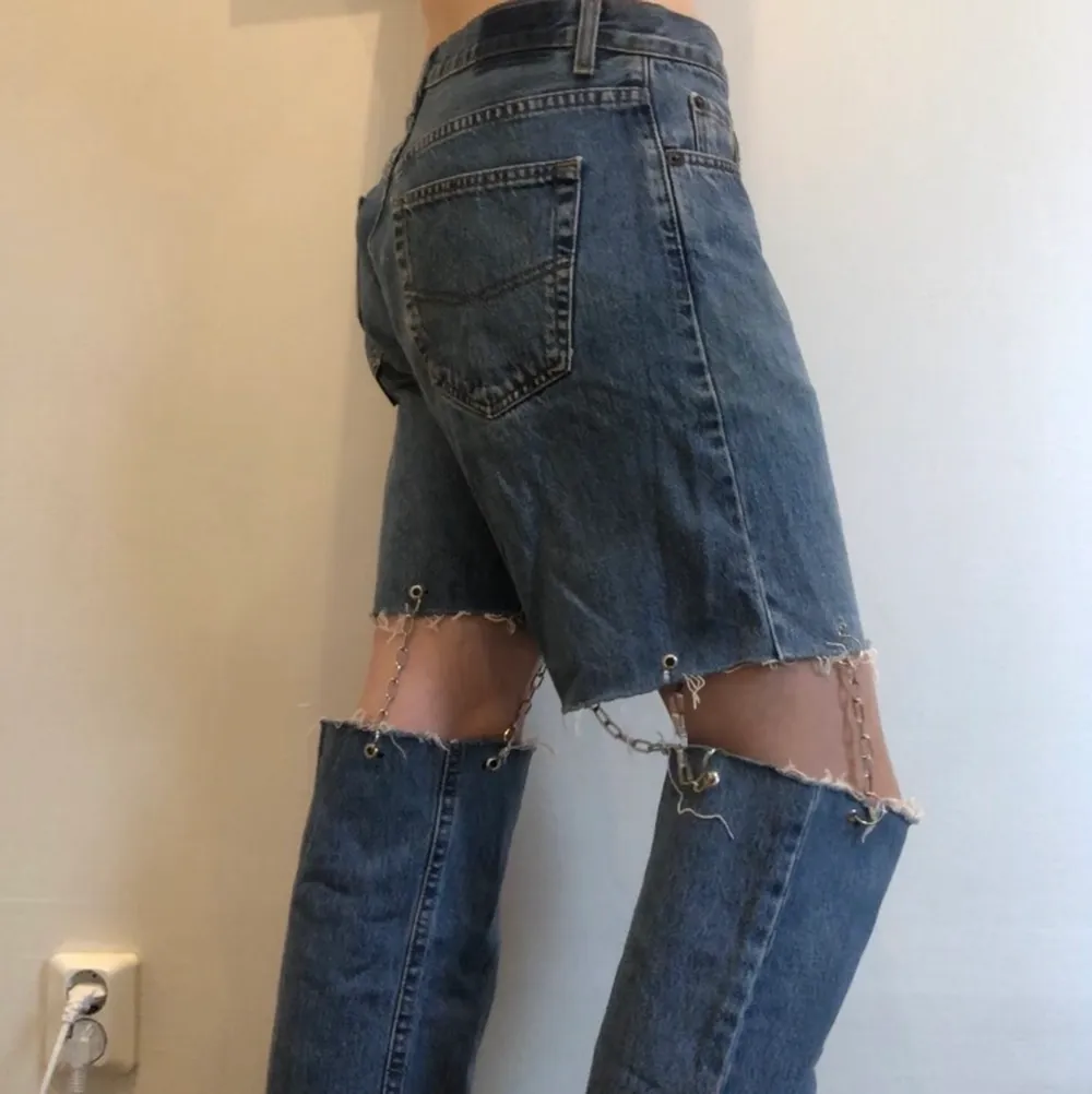 Svinballa jeans köpta second hand med coola kedjedetaljer som jag själv har gjort💋 kan mötas upp i Göteborg och frakta. Jag är 179 och M/40. Jeans & Byxor.