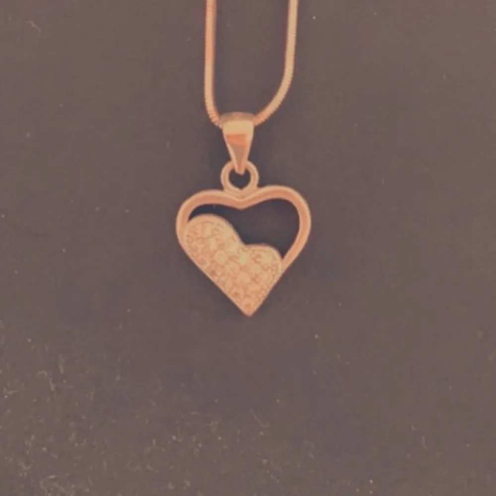 Halsband av äkta silver med ädelstenar som detaljer på hjärtat.. Accessoarer.