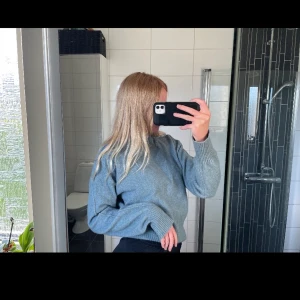 Stickad polo - Från zara i strl S. Helt oanvänd. Färgen är blå-grön. Pris: 150kr + frakt
