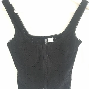 Korsettopp  - Linne med bygel, säljer för att den är förliten. Helt ny. Passar folk med små bröst. Får ett fint ”push” och kan bäras utan bh under. 