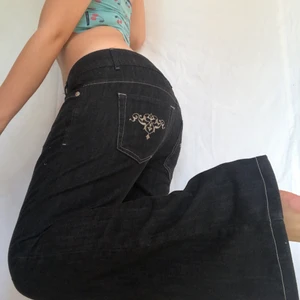 Y2k jeans - Perfekta y2k jeansen med snygga detaljer på fickorna och bootcut ben! Uppskattas till W29 L33. Defektfria. Sitter skönt, något stretchiga. Köpare står för frakt. 