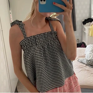 Rutig topp - Jättepopulär och söt topp från H&M, aldrig använd med lappen kvar! Första bilden är lånad🤍 ❣️Högsta bud: 220+frakt❣️