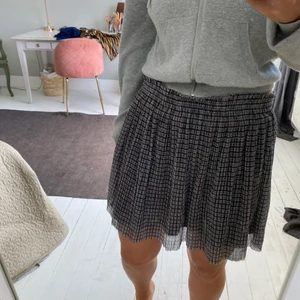 Cool kjol zara - Jättefin kjol från zara perfekt till sommaren men också resten av året. Storlek 13-14 år. Nyskick. 