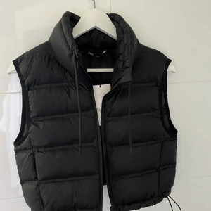Svart väst från zara - Helt ny väst från zara som aldrig är använd. I storlek S och modellen är lite croppad. Säljer för 200 + frakt 66 kr❤️ bud på 420 just nu! (Budstopp söndag 18:00