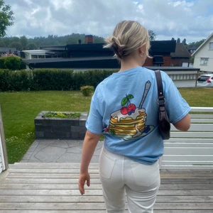 Vita jeans - Vita jeans från weekday i modellen ’row’. Storlek 31/30 men något mindre i storlek, sparsamt använda! (nypris 500kr)