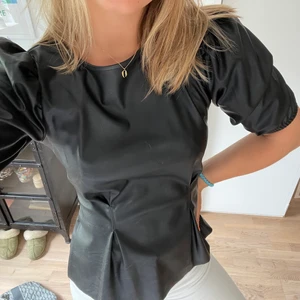 Svin snygg festtröja  - En riktigt snygg festtröja som tyvärr inte används, stl S 