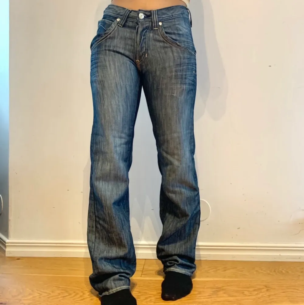 Säljer mina thriftade grå blå jeans! Det är oanvända eftersom jag inte gillar hur fickorna ser ut :( FRAKT INGÅR EJ I PRISET. Jeans & Byxor.