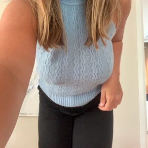 Stickad topp!!!  - Super fin ljusblå stickad topp med hög krage från Mango. Använd fåtal gånger !!