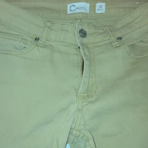Denim jeans - Helt ok skick, ba legat i garderoben och väntat grovt länge   på sin tur som hände mer förr men aldrig längre . Köptes för 499 om jag minns rätt. Dem är till tjejer men jag kör på uni6 :) 