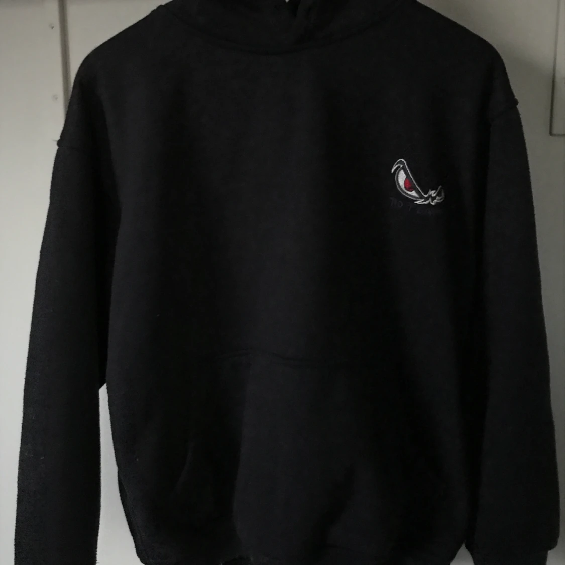 NO FEAR mörkblå hoodie