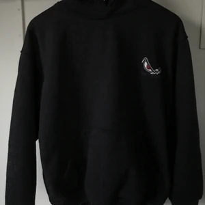 NO FEAR  mörkblå hoodie - Mörkblå hoodie från No Fear i storlek M, men jag skulle säga xs i vuxen storlek. I använt skick. 