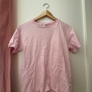 T-shirt från weekday  - Bra skick 