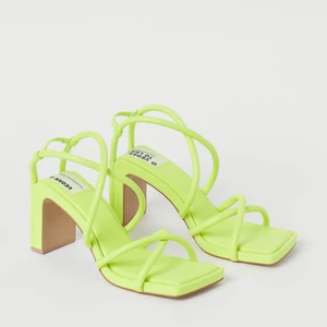 H&M neongröna från innovation science  - Säljer dessa snygga klackskor från H&M. Slutsålda och sålde slut så snabbt! Dem är tillverkade av vegans läderimitation. Klackhöjd 9 cm.   Obs. Osäker på fraktpriset, blir det lägre så swishar jag självklart tillbaka. 