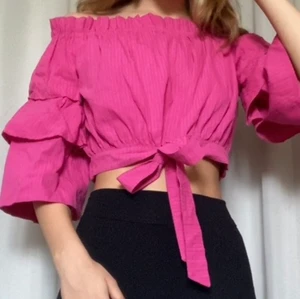 Tröja  - En rosa volang tröja från Andrea Hedenstedts kollektion med NA-KD. Storlek 34, använd ett fåtal gånger. Köparen står för frakt 🤍