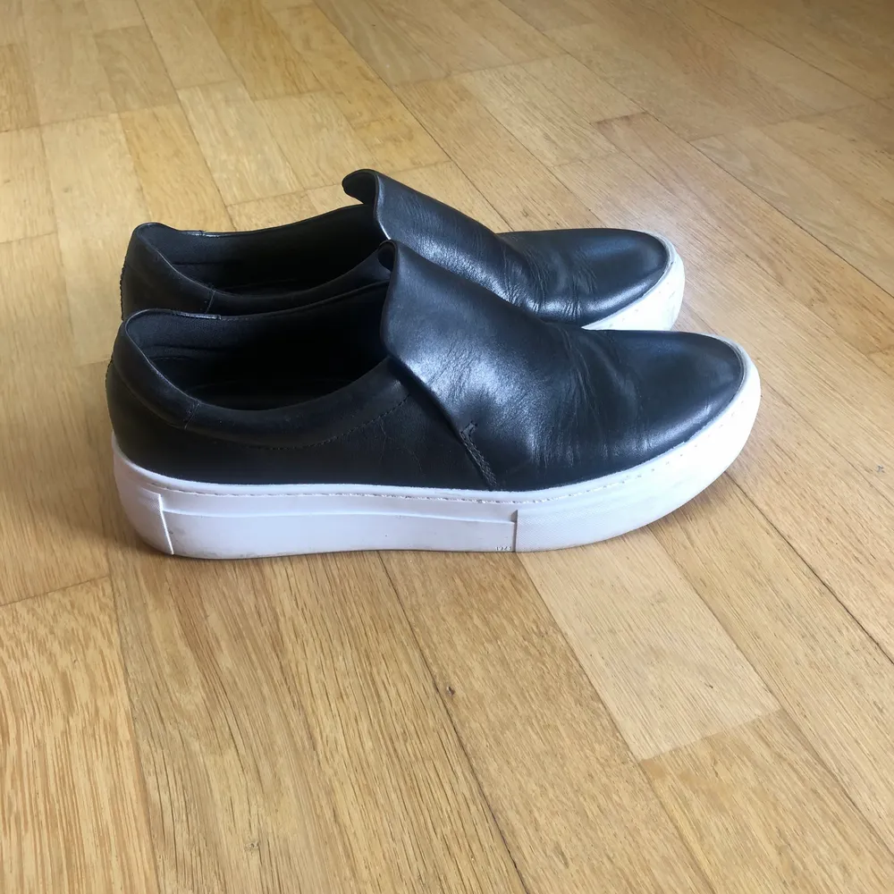 Vagabond Zoe plattform slip on i strl 39.  Materialet är skinn och jag har använt dem bara 3 gånger.. Skor.