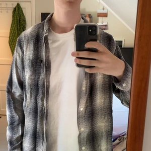 Flanellskjorta från Lee - En flanellskjorta från Lee, knappt använd, jättefin kvalitet och passar jättebra med vit t-shirt eller hoodie. Storleken är i XL men  är själv L och passar jättebra. Nypris: 600