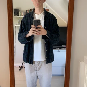 Rutig skjorta från Hm - Skjortan är i xl, så blir väldigt bra om man är L och gillar lite oversized. Funkar jättebra över hoodies osv. Finns inget fel med plagget, jättefint skick! (Köpt för 200)