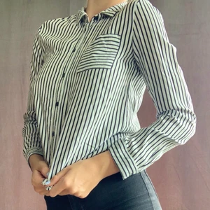 Randig Skjorta  - En randig skjorta ifrån HM. Har inga skador. Är i storlek 158 men sitter fortarande bra på mig som har storlek S. 