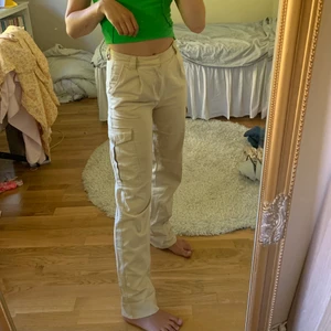 Cargo pants - cargo pants som sitter som en smäck! passar strl 34/36❤️‍🔥 skriv för fler frågor!💕
