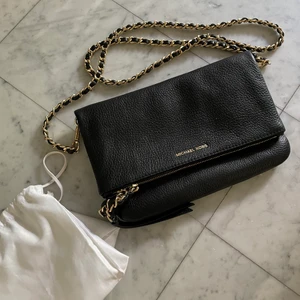 Michael kors väska  - Michael kors väska i nyskick. Dustbag samt tagg medföljer. Givetvis äkta, finns att hämta i Solna alternativt liljeholmen.