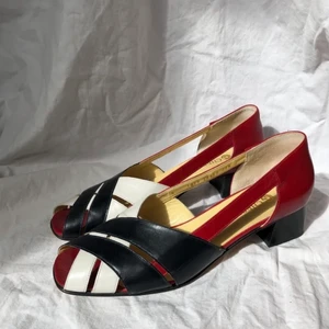 Klackskor  - Säljer dessa superfina vintage skorna, köpta här på Plick men de var tyvärr för små för mig. Knappt använda så i väldigt bra skick från märket Cherry boutique med ca 4 cm klack.                                                                         Passa på att fynda ☀️🥰👍🏼