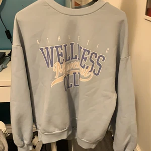 ljusblå tjocktröja - Jättefin ljusblå tjocktröja från gina tricot, använd 1 gång pågrund av för stor för mig. Nypris 199, säljer för 100 kr!