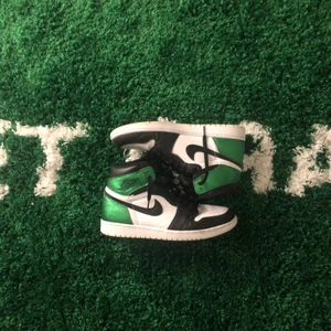 Jordan 1 High pine green custom - Jordan 1 High pine green custom med glitter på och gjorda av @perfectingyourkicks på Instagram. Skick: 7/10 bra förutom lite crackings i färgen + box finns size: us11, eu45 men passar mig som har 44 bra!