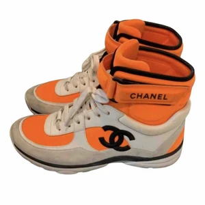 Chanel sneakers  - Lägger upp en bild på mina äkta Chanel sneakers som är slut världen över! Skriv om det finns intresse! Seriöst enbart! Storl 40 men jag är en 38, otroligt små i storleken!