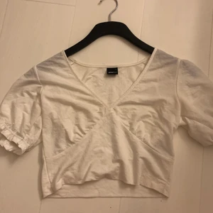 Gina tricot topp strl S - Säljer denna supergulliga topp från Gina Tricot  i storlek S. Säljer denna pågrund av att den är för liten. Använd ca 2-3 gånger. Säljer för 100kr köpt för 349