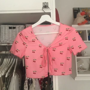 Körsbärs kofta/tröja🍒 - Säljer denna super fina körsbärs tröja/kofta? Köpare står för frakt☺️☺️