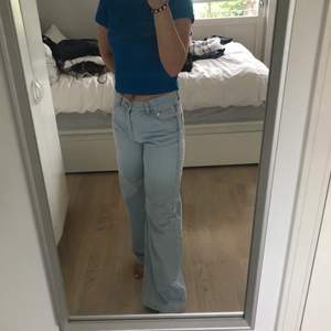 As snygga ljusblåa jeans från Junkyard, byxorna är i mycket bra skick endast en liten fläck längst ner på byxan efter att jag vikt upp dem (skriv för bild). Jag är själv 168 cm lång och byxorna är lite långa för mig men går som sagt att vika upp. Byxorna är köpa för 500kr💓 (jag säljer oxkså tröjan)
