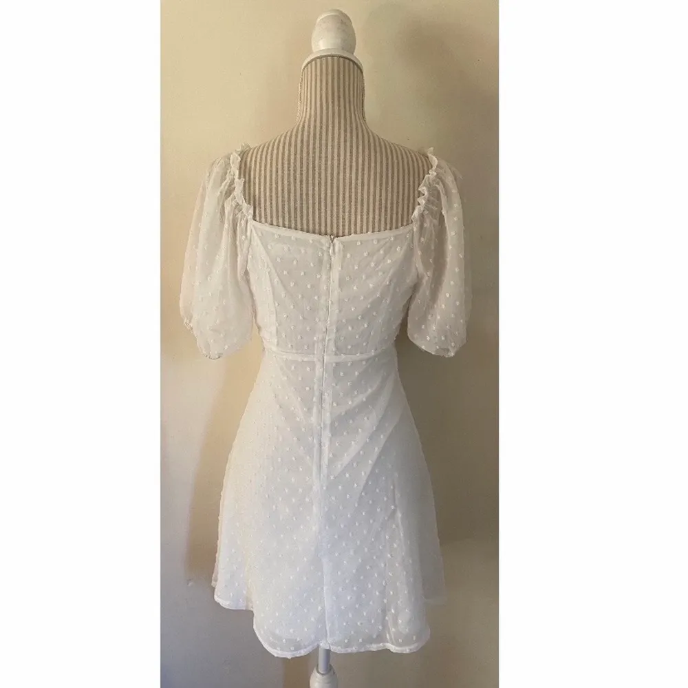 En jätte fin och endast testad vit student klänning från Missguided med puffiga armar😍 💗 i stl 36/UK 8💗det jag gillade speciellt med den som andra klänningar ofta inte har är att den går bra att ha bh i men även utan🥰💗. Klänningar.