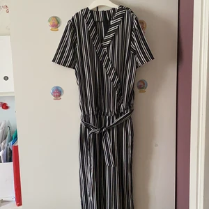 Jumpsuit  - 14+ (stl 170) har dragkedja på baksidan med snöre som bälte framför, har använts en gång bara