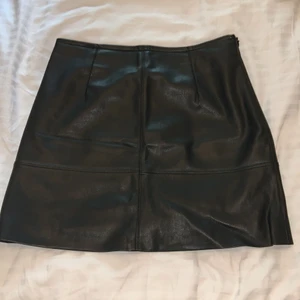 Skinnkjol HM - Assnygg skinkjol från HM som öppnas med en dragkedja på sidan. Storlek 38 och true to size. Jättefint skick💗