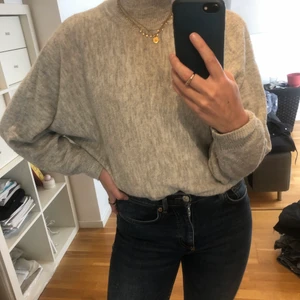 Hm stickad grå tröja - Stickad grå tröja som går att ha till nöstan vad som helst. Den har inte använts särskilt mycket.🖤🤍