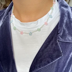 Pärlhalsband - Handgjort pärlhalsband med blommor i olika färger, 110kr frakt ingår😊😊😊
