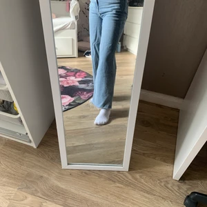 2 par vida jeans från lager 157  - Två par vida jeans (svart och blå) som endast är använda ett fåtal gånger                                                                                Pris som nya 200 kr st, säljer för 100 kr st                      Står själv för frakten om man vill att det ska skickas