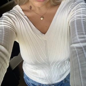 Fin tröja - Jättevacker tröja med v-ringning. Det är samma v-ringning på tröjans rygg. Alltså den ser likadan ut på framsidan som på baksidan. Jag har sytt upp tröjan lite som man ser på sista bilden så att den inte skulle åka så långt ner på kroppen. Stretchig i tyget och äggvit. ❤️