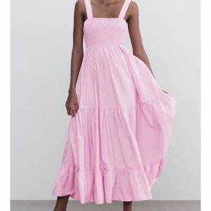 Sommarklänning från Zara - Storlek 38 från Zara, men mer som 36. Endast använd en gång förra året, jag säljer för att den inte kommer till användning, säljer nu för 300kr ☺️☺️ 