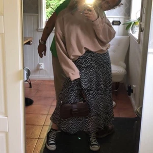 Beige sweatshirt  - Beige sweatshirt i toppskick! Passar en XS-M, sitter snyggt oversized på mig som är en S ✨ 